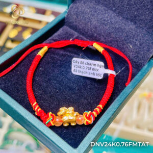 💎 Dây Đỏ Charm Ngựa V24K 0.76f Mix Đá Thạch Anh Tóc